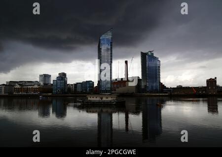 Moderne Hochhäuser und ehemaliges Lots Road Power Station unter stürmischem Himmel, Chelsea Waterfront London, England Stockfoto