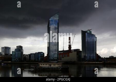 Moderne Hochhäuser und ehemaliges Lots Road Power Station unter stürmischem Himmel, Chelsea Waterfront London, England Stockfoto