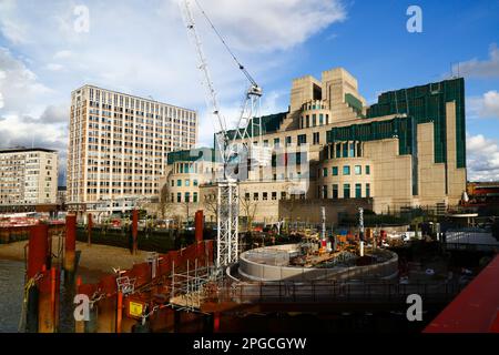 Baustelle am Ufer der Themse neben dem Gebäude MI6 und der Vauxhall Bridge, London, England Stockfoto