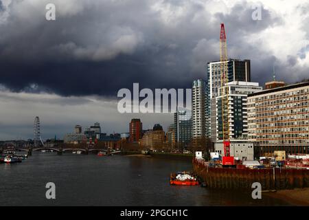 Blick nach Norden/flussabwärts von der Vauxhall Bridge, Lambeth Bridge und London Eye in der Ferne, London, England Stockfoto