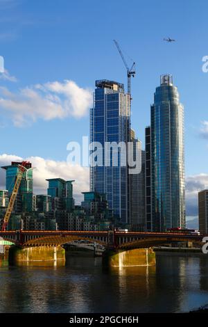 Vauxhall Bridge, moderne Appartementgebäude in St. George Wharf am Flussufer und zylindrischem St. George Wharf / Vauxhall Tower, London, England Stockfoto