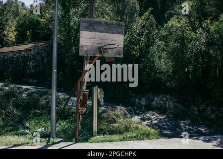 Altes Basketballbrett in Sreser, Kroatien. Stockfoto