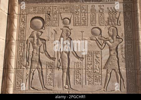 Der römische Kaiser Trajan presens opfert Hathor und Ra-Harakhte, Dendera, Ägypten Stockfoto