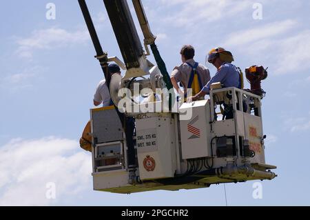 Feuerwehr- und Rettungsvorführung auf der Tamborine Mountain Show 2005. Oben liegende Rettungsplattform auf ausziehbarer Feuerleiter. Besucher und Feuerwehrleute. Australien Stockfoto