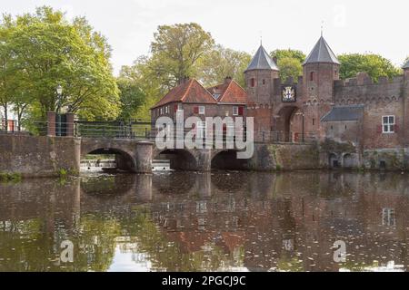 Historisches Land- und Wassertor de Koppelpoort in der mittelalterlichen Stadt Amersfoort in den Niederlanden. Stockfoto