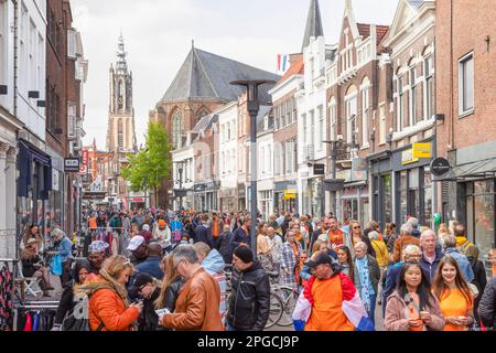 Viele Menschen auf der Straße im Zentrum von Amersfoort am Königstag, einem jährlichen Nationalfeiertag in den Niederlanden. Stockfoto