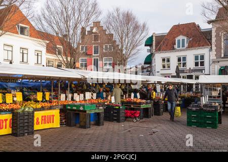 Marktstand mit Obst und Gemüse auf dem Stadtplatz de Hof in Amersfoort. Stockfoto