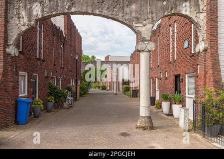 Häuser mit ruinenartigen Vorder- und Seitenwänden im Stadtteil Kattenbroek in Amersfoort in den Niederlanden. Stockfoto