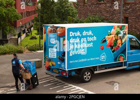 Der bekannte Supermarkt liefert Lebensmittel zu Ihnen nach Hause in Amersfoort. Stockfoto