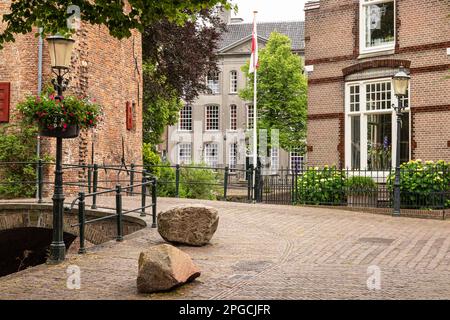 Straße im alten mittelalterlichen Zentrum der holländischen mittelgroßen historischen Stadt Amersfoort. Stockfoto