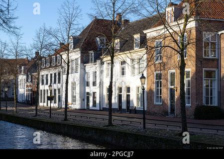 Historische Kanalhäuser im Zentrum von Amersfoort. Stockfoto