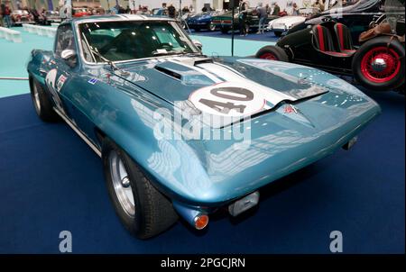 Dreiviertel Vorderansicht einer 1965, Chevrolet Corvette Stingray, C2 FIA Rennwagen, auf der London Classic Car Show 2023 Stockfoto