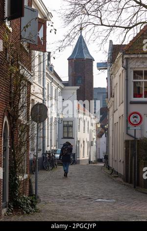 Blick auf die Mauerhäuser (Muurhuizen) im Zentrum der historischen mittelalterlichen Stadt Amersfoort in den Niederlanden. Stockfoto