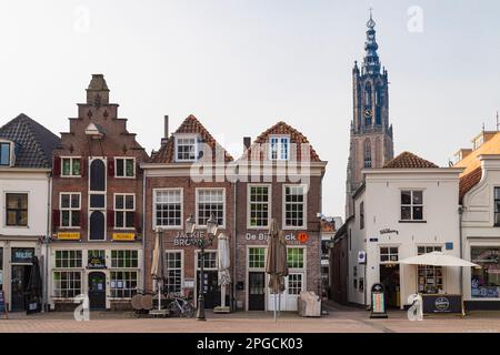 Blick auf alte monumentale Gebäude und im Hintergrund auf den Turm unserer Lieben Frau (Niederländisch: Onze Lieve Vrouwe Toren) in der historischen Stadt Amersfoort. Stockfoto