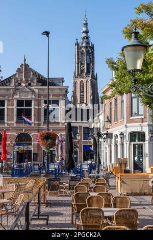 Stadtplatz de Hof mit Our Lady's Tower im Hintergrund in der historischen Stadt Amersfoort. Stockfoto