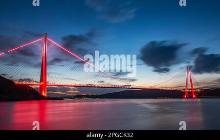 Yavuz-Sultan-Selim-Brücke in Istanbul, Türkei. 3. Brücke des Bosporus von Istanbul mit blauem Himmel. Blick auf den Sonnenuntergang. Stockfoto