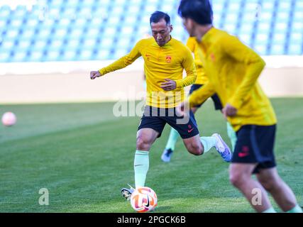 Auckland, Neuseeland. 22. März 2023. Wu Xi (L) von der chinesischen Fußballmannschaft nimmt am 22. März 2023 an einer Trainingssitzung in Auckland, Neuseeland, Teil. Kredit: Guo Lei/Xinhua/Alamy Live News Stockfoto