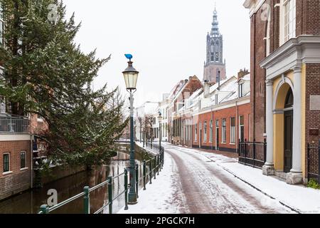 Winterblick auf den Kirchturm von lange Jan in Amersfoort. Stockfoto