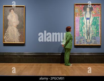 The National Gallery, London, Großbritannien. 22. März 2023. Nach der Impressionismus-Ausstellung, die vom 25. März bis 13. August eröffnet wird, erforscht man eine Zeit des Umbruchs, als Künstler mit etablierter Tradition brachen und die Grundlagen für die Kunst des 20. Und 21. Jahrhunderts legten. Die Ausstellung folgt der Schaffung einer neuen, modernen Kunst, frei von Konventionen, die Expressionismus, Kubismus und Abstraktion umfasst. Bild: (Links) Gustav Klimt, Porträt von Hermine Gallia, 1904. Die Nationalgalerie; (rechts) Gustav Klimt, Porträt von Adele Bloch-Bauer II, 1912. Private Sammlung. Kredit: Malcolm Park/Alamy Live News Stockfoto