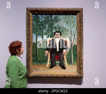 The National Gallery, London, Großbritannien. 22. März 2023. Nach der Impressionismus-Ausstellung, die vom 25. März bis 13. August eröffnet wird, erforscht man eine Zeit des Umbruchs, als Künstler mit etablierter Tradition brachen und die Grundlagen für die Kunst des 20. Und 21. Jahrhunderts legten. Die Ausstellung folgt der Schaffung einer neuen, modernen Kunst, frei von Konventionen, die Expressionismus, Kubismus und Abstraktion umfasst. Motiv: Henri Rousseau, Porträt von Joseph Brummer 1909. Die National Gallery, London. Kredit: Malcolm Park/Alamy Live News Stockfoto