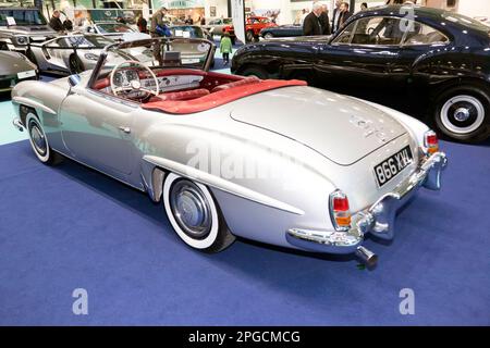 Dreiviertel-Rückansicht eines Silver, 1957, Mercedes 190 SL , ausgestellt auf der London Classic Car Show 2023 Stockfoto