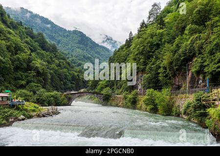 Firtina Stream in Camlihemsin, Rize, Türkei. Wunderschöne Naturlandschaft. Stockfoto