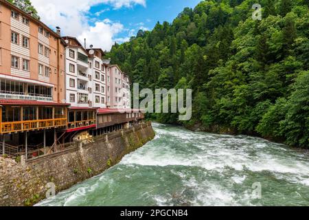 Blick auf das Camlihemsin Center mit Firtina Stream in Rize, Türkei. Wunderschöne Naturlandschaft. Stockfoto