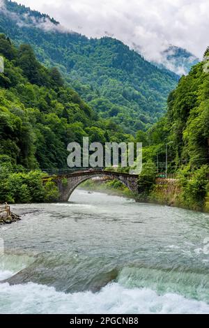 Firtina Stream in Camlihemsin, Rize, Türkei. Wunderschöne Naturlandschaft. Stockfoto