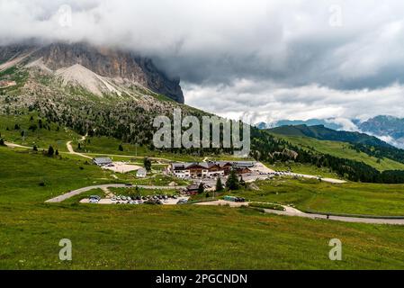 Passo Sella in den Dolomiten am bewölkten Sommertag Stockfoto