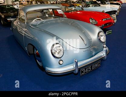 Dreiviertel Vorderansicht eines Porsche 356 Pre-A Coupé von Reutter aus dem Jahr 1954, Teil der London Classic Car Auction 2023 in Olympia, London Stockfoto