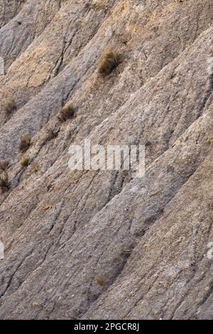 Trockene, unebene Oberfläche von felsigen Klippen in der Tabernas-Wüste von Almeria Stockfoto
