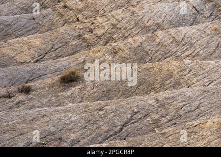 Trockene, unebene Oberfläche von felsigen Klippen in der Tabernas-Wüste von Almeria Stockfoto