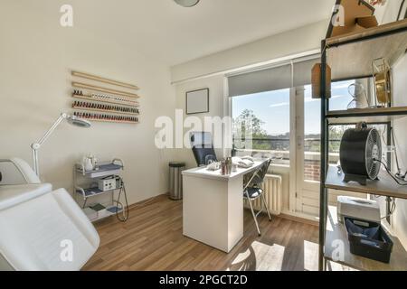 Innendesign des modernen Dentalzimmers mit Tageslicht durch das Fenster und beruhigenden weißen Wänden, ausgestattet mit Arztstuhl und allen anderen Ausstattungen Stockfoto