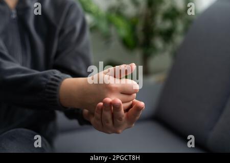 Wunderschönes, lächelndes, taubes Mädchen, das Gebärdensprache benutzt. Stockfoto