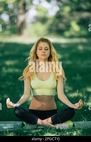 Junge Frau trainieren in Park Stockfoto