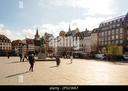 Straßburg, Frankreich - 20. März 2023: Die Menschen versammeln sich auf dem Platz Kleber, einem pulsierenden Stadtplatz, umgeben von eindrucksvoller Architektur und blauem Himmel. Stockfoto