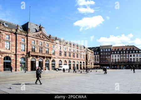 Straßburg, Frankreich - 20. März 2023: Das Aubette-Gebäude steht stolz auf dem Platz der Stadt Kleber, ein beeindruckendes Beispiel für das architektonische Erbe von Straßburg. Stockfoto