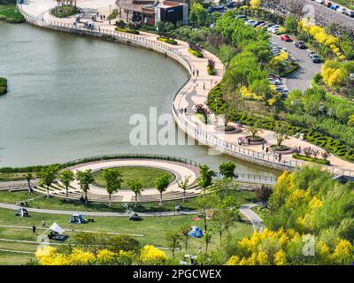 Xining. 22. März 2023. Dieses Luftfoto wurde am 24. April 2022 aufgenommen und zeigt einen Blick auf den Nandi Coastal Trail Park in der Sino-Singapore Tianjin Eco-City im Binhai New-Gebiet von Nordchina Tianjin. Kredit: Xinhua/Alamy Live News Stockfoto