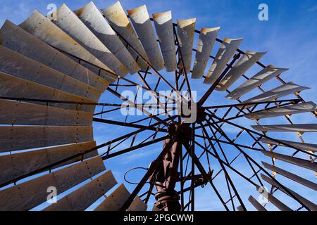 Nahaufnahme von Windmühlen im Outback Australia Stockfoto