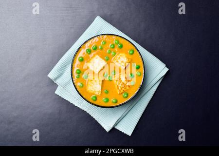 Matar Paneer in der Schüssel, Blick von oben auf Hüttenkäse und Erbsencurry Stockfoto