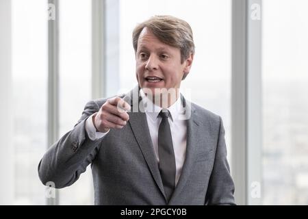 Brüssel, Belgien. 22. März 2023. Matthias Baillieul, CFO von Belfius Insurance, zeigt auf einer Pressekonferenz die 2022-Jahres-Ergebnisse von Belfius Insurance am Mittwoch, den 22. März 2023 in Brüssel. BELGA FOTO NICOLAS MAETERLINCK Kredit: Belga News Agency/Alamy Live News Stockfoto