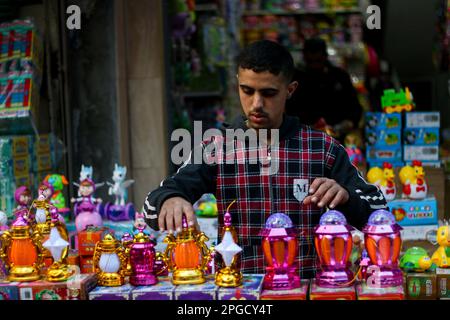 Gaza-Stadt, Gaza-Streifen, Palästina. 21. März 2023. Gaza, Palästina. 21. März 2023 Die Palästinenser bereiten ihre Verkaufsstände für Ramadan auf dem traditionellen Al-Zawiya-Markt in Gaza-Stadt vor. Eine große Auswahl an Süßigkeiten, Datteln, Oliven und Aubergine-Gericht von Makdous gehörten zu den vielen Speisen, die auf dem Markt ausgestellt wurden. Andere Verkaufsstände waren gefüllt mit bunten Laternen sowie Kleidung und anderen Ornamenten für die Feier des heiligen muslimischen Monats Ramadan (Kreditbild: © Ahmad Hasaballah/IMAGESLIVE via ZUMA Press Wire) NUR REDAKTIONELLE VERWENDUNG! Nicht für den kommerziellen GEBRAUCH! Stockfoto