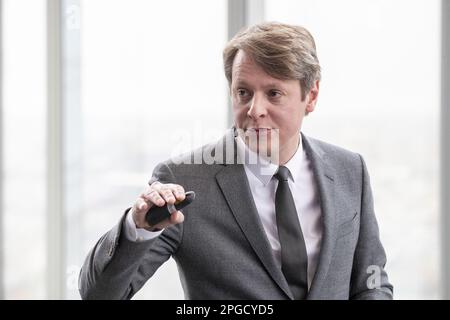 Brüssel, Belgien. 22. März 2023. Matthias Baillieul, CFO von Belfius Insurance, zeigt auf einer Pressekonferenz die 2022-Jahres-Ergebnisse von Belfius Insurance am Mittwoch, den 22. März 2023 in Brüssel. BELGA FOTO NICOLAS MAETERLINCK Kredit: Belga News Agency/Alamy Live News Stockfoto