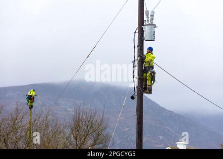 ESB-Ingenieure arbeiten an der Anbindung der Stromversorgung in der ländlichen Grafschaft Donegal, Irland Stockfoto