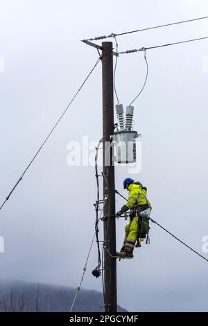 ESB-Ingenieure arbeiten an der Anbindung der Stromversorgung in der ländlichen Grafschaft Donegal, Irland Stockfoto