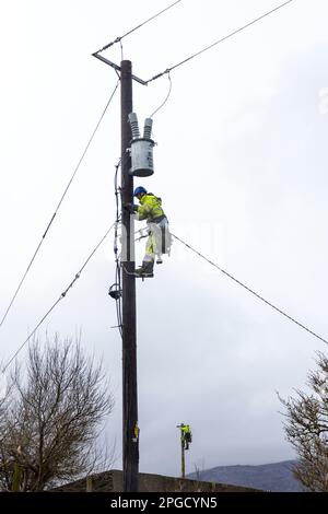 ESB-Ingenieure arbeiten an der Anbindung der Stromversorgung in der ländlichen Grafschaft Donegal, Irland Stockfoto