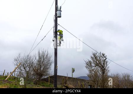 ESB-Ingenieure arbeiten an der Anbindung der Stromversorgung in der ländlichen Grafschaft Donegal, Irland Stockfoto