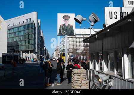 28.02.2023, Berlin, Deutschland, Europa - Besucher am ehemaligen Grenzübergang Checkpoint Charlie entlang der Friedrichstraße zwischen Koch und Zimmerstraße. Stockfoto