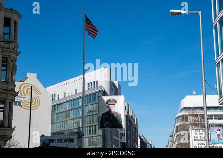 16.03.2023, Berlin, Deutschland, Europa - ehemaliger Grenzübergang Checkpoint Charlie entlang der Friedrichstraße zwischen Kochstraße und Zimmerstraße. Stockfoto