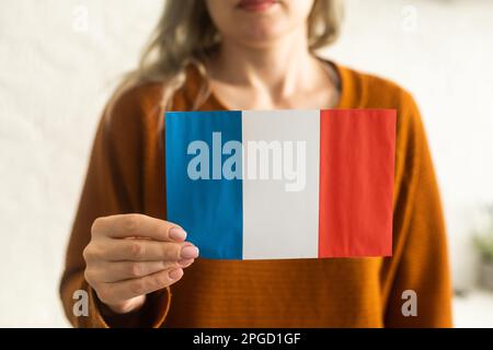 Nahaufnahme mit französischer Flagge auf isoliertem weißem Hintergrund des Studios Stockfoto